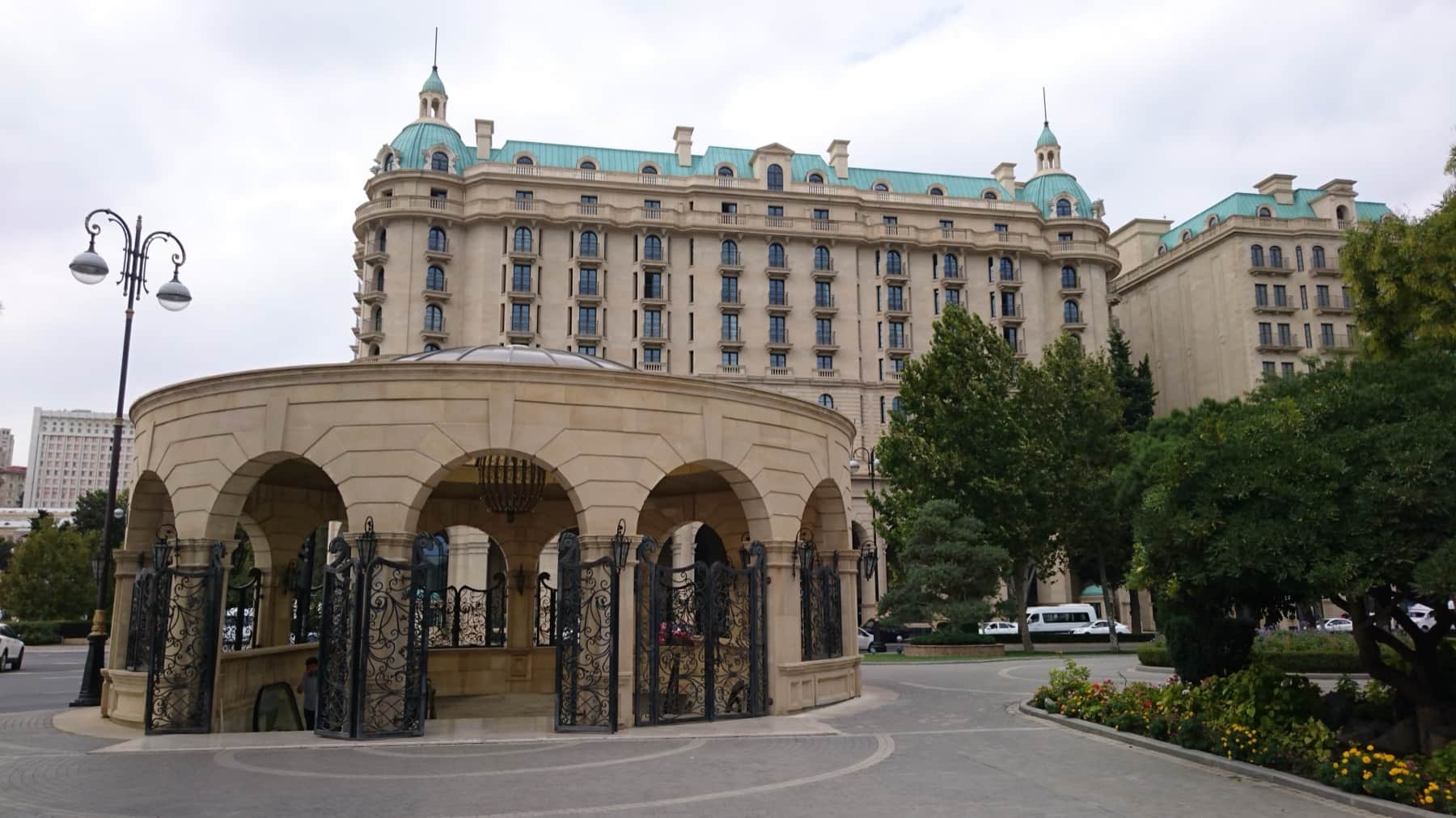 Отель Four Seasons Baku рядом со Старым городом и набережной Каспия