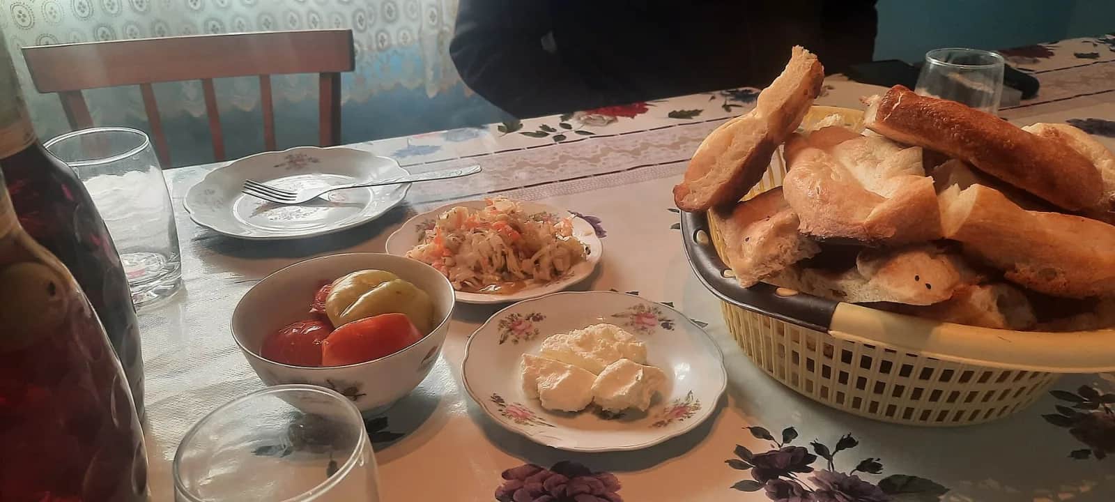 ヒナルグ村の食卓に並ぶ焼きたてのパン、チーズ、漬物