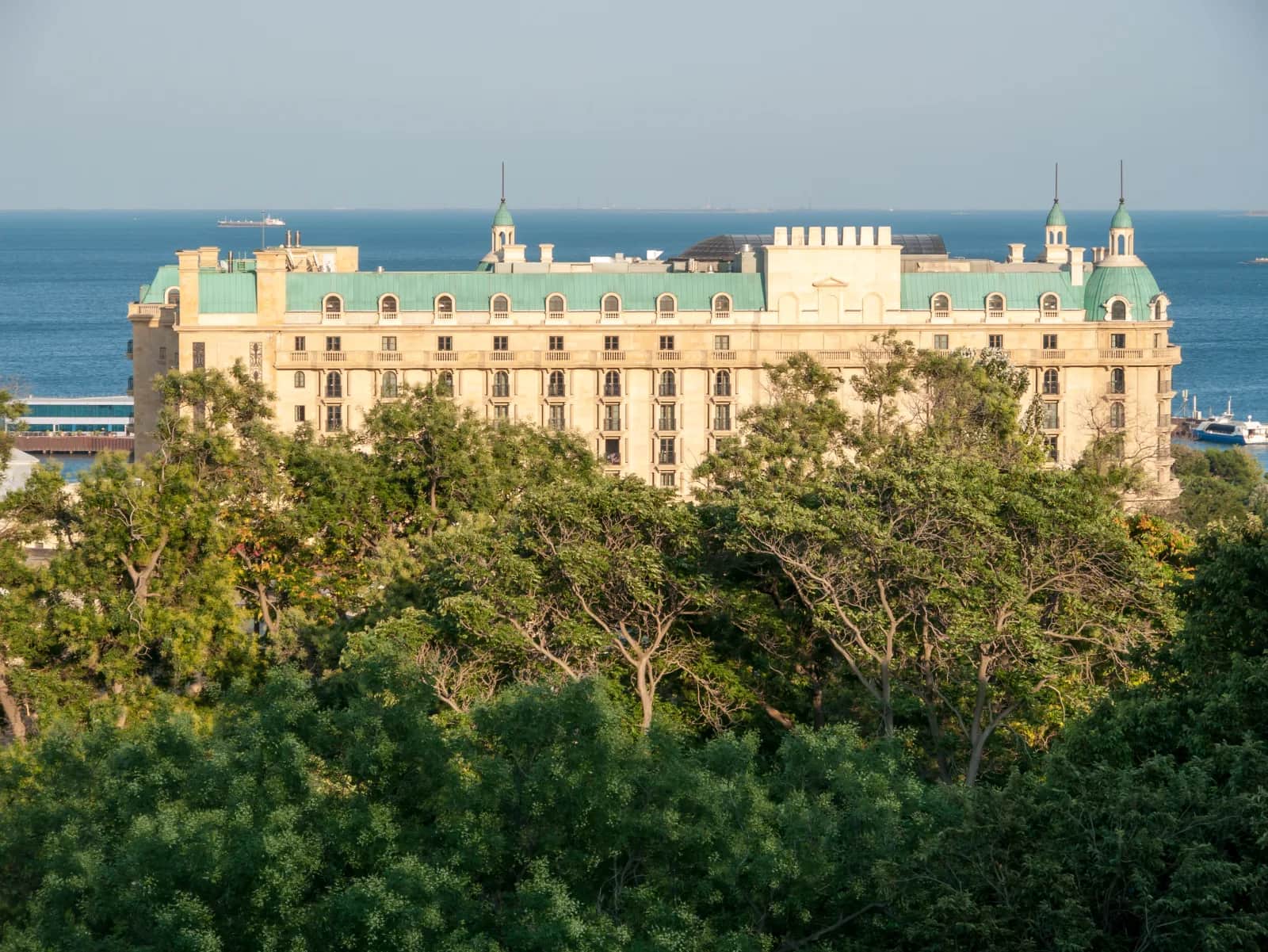 バクー旧市街の石造建築とFour Seasons Hotel Bakuの外観