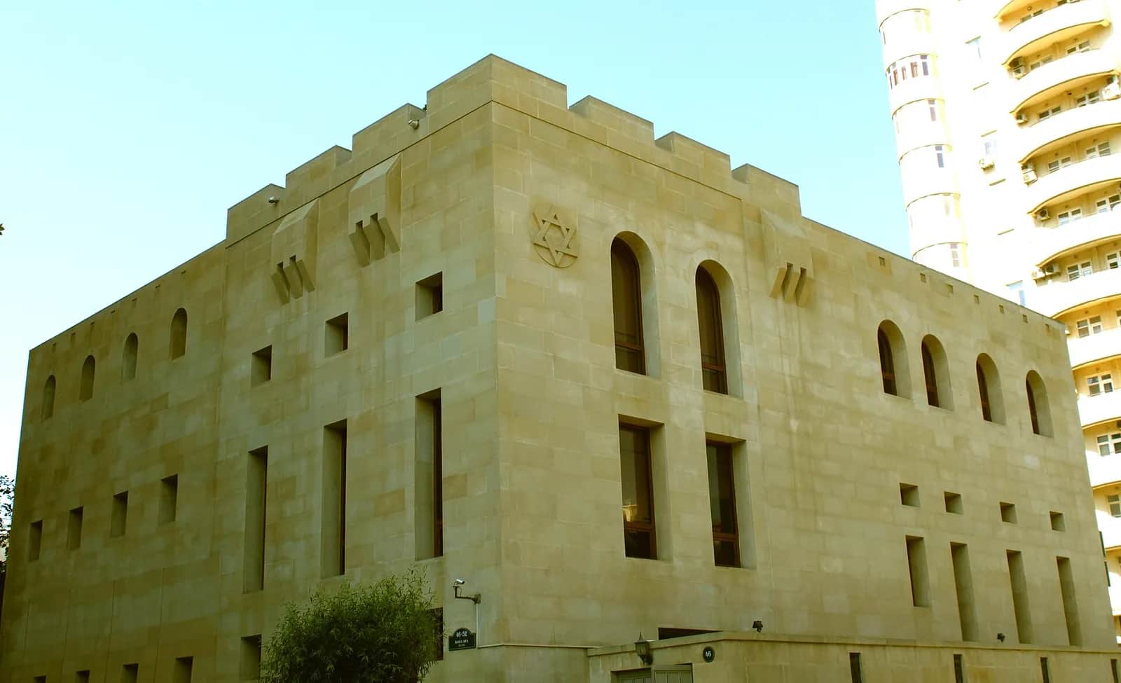 בית הכנסת של יהודי אשכנז וגאורגיה בבאקו, מבנה אבן ומגן דוד מעל החזית