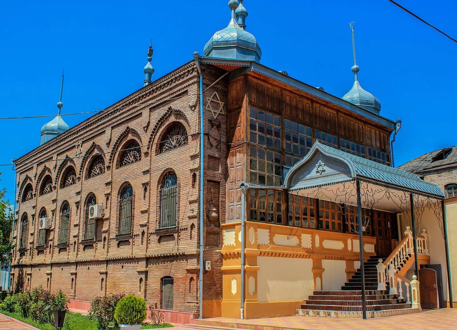 The Six-Dome Synagogue in Krasnaya Sloboda, built in 1888, with its domes and glazed upper gallery