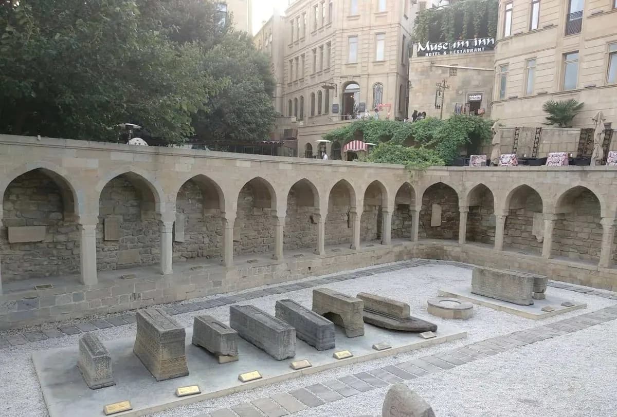Средневековые каменные стены и Девичья башня Старого города Баку на закате