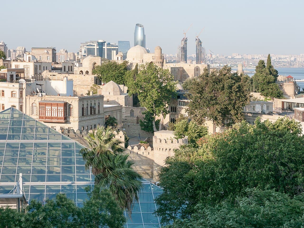 カスピ海の方向を望むバクー旧市街の石造りの建物