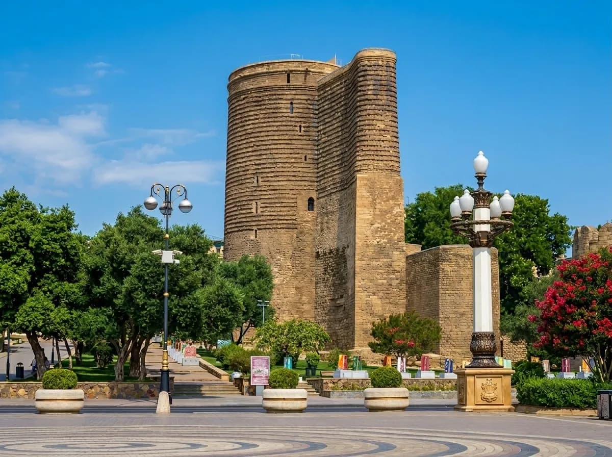 Средневековые каменные стены и Девичья башня Старого города Баку на закате