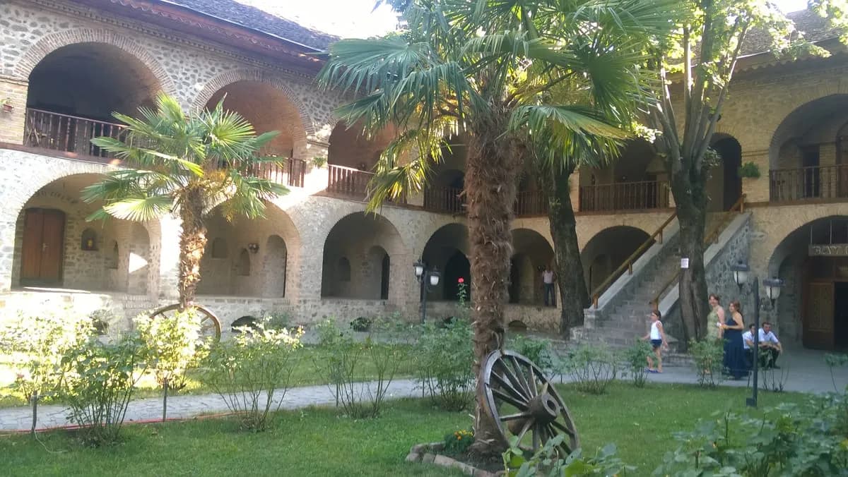 Исторический каменный старый город Шеки у подножия Кавказа