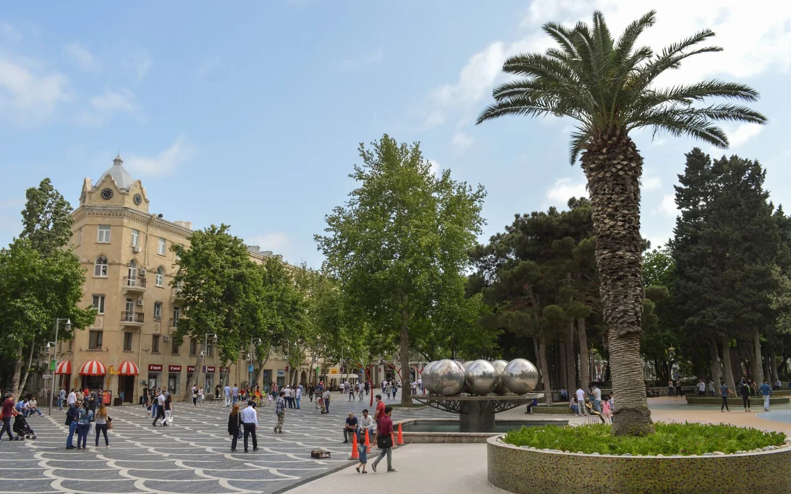 Pedestrians and families crossing Fountain Square in Baku