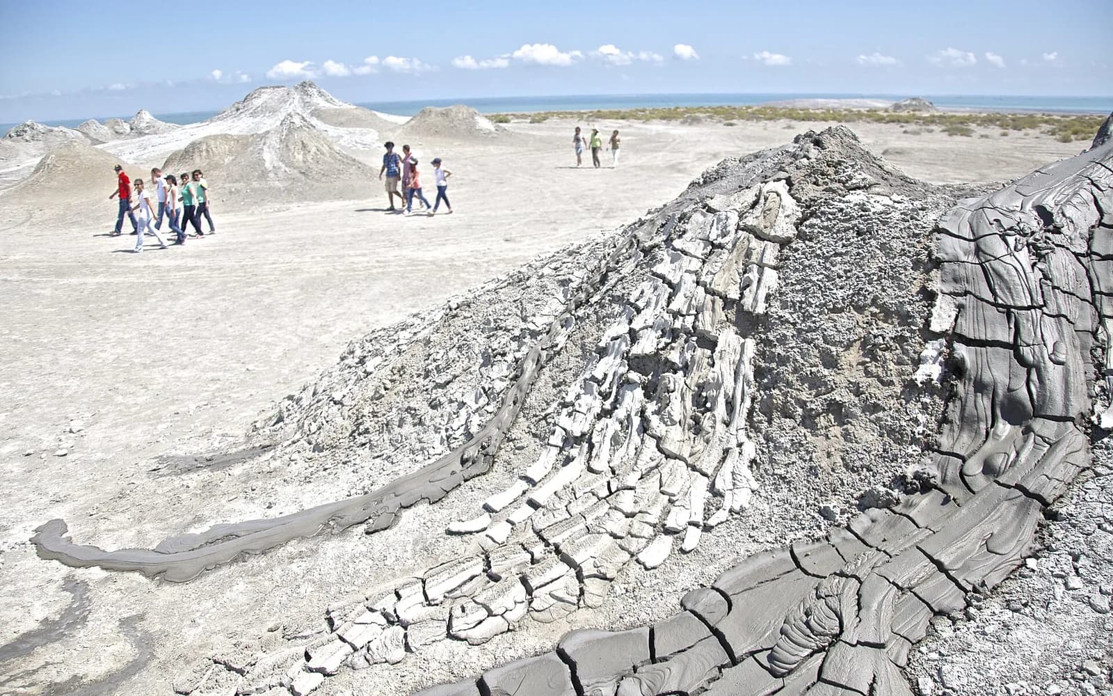 ゴブスタンの泥火山地帯と観光客（VIVANTの撮影場面を示す写真ではありません）