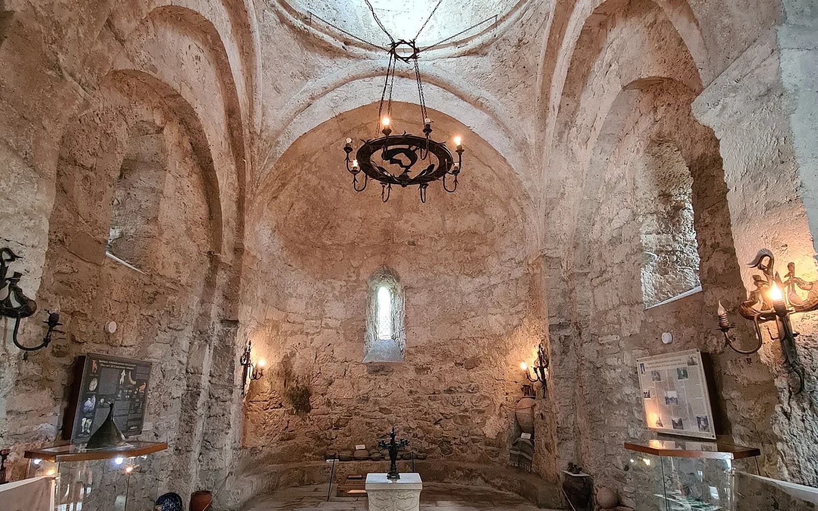 キシュ教会博物館の石造アーチ。VIVANTの撮影場面を示す写真ではありません。