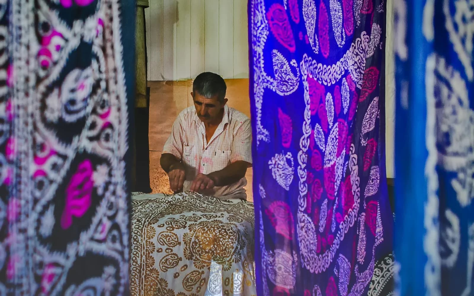 Azerbaijani kelaghayi silk scarves and traditional craft