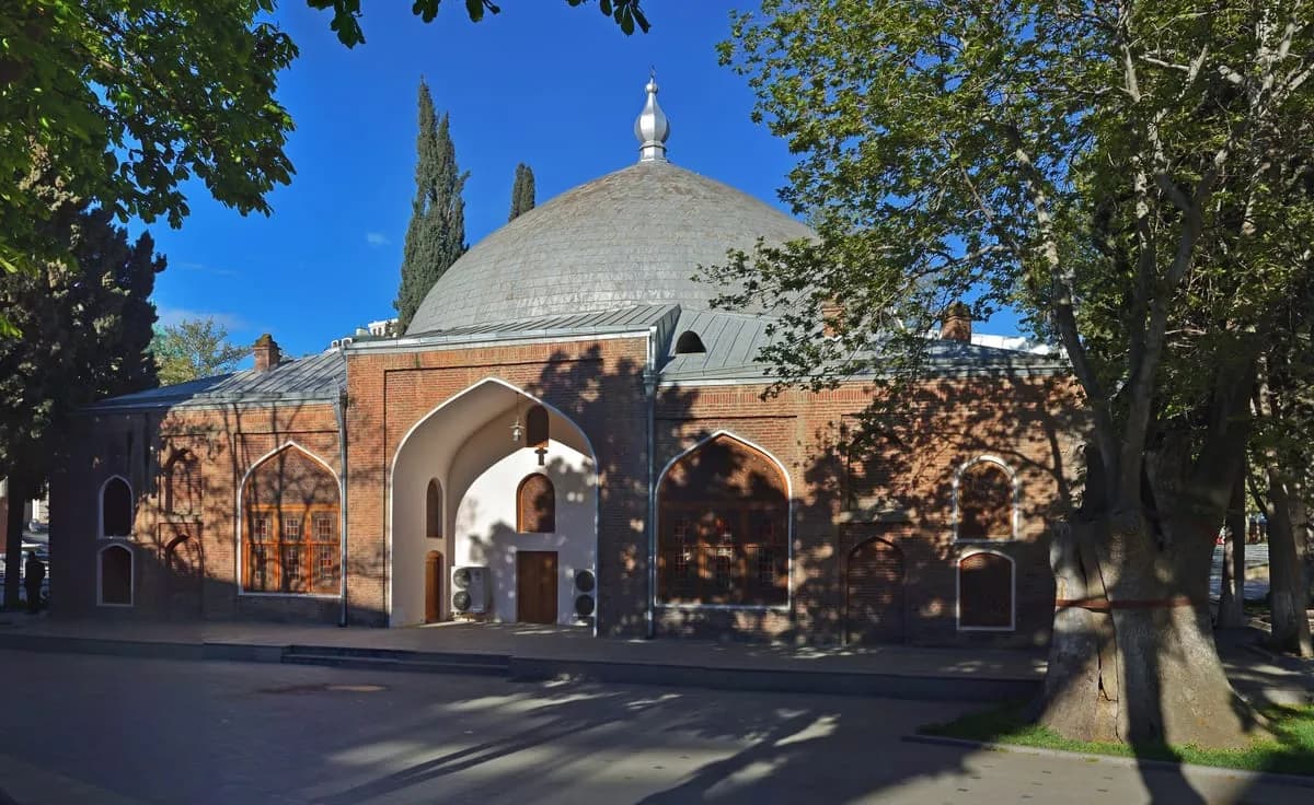 Краснокирпичная мечеть Шах-Аббаса в старом центре Гянджи