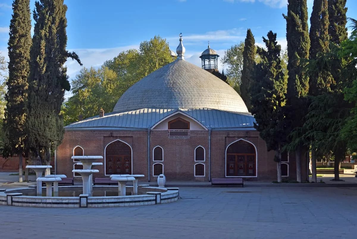 Краснокирпичная мечеть Шах-Аббаса в старом центре Гянджи