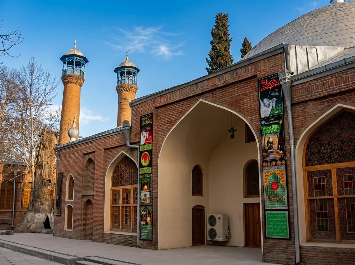 Краснокирпичная мечеть Шах-Аббаса в старом центре Гянджи