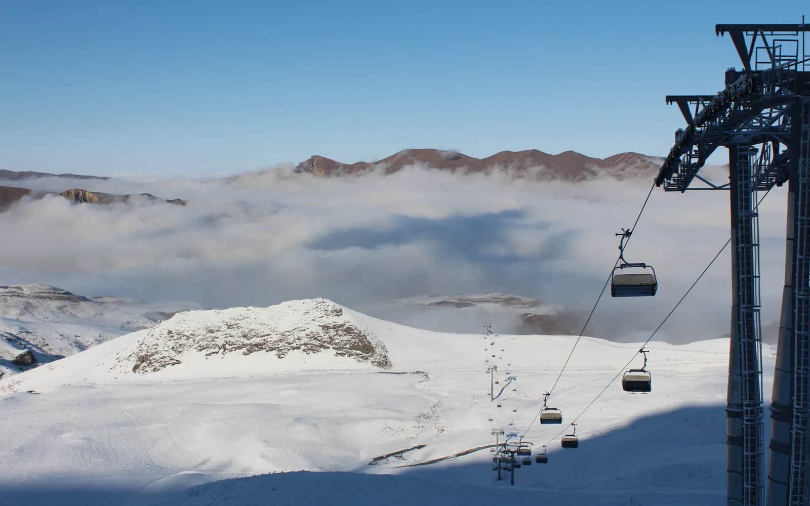 雪に覆われたシャフダグ山岳リゾートの斜面とチェアリフト